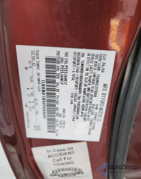 2004 Lincoln Town Car Executive z USA, uszkodzony, nr VIN 1LNHM81WX4Y684695